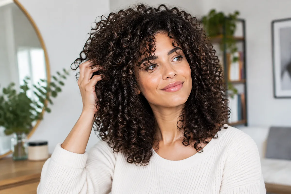 Comment choisir une coiffure adaptée à des cheveux bouclés et épais ?
